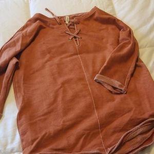 Rust 3/4 sleeve sweatshirt.